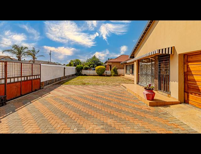 3 BEDROOM HOUSE FOR SALE IN LEONDALE